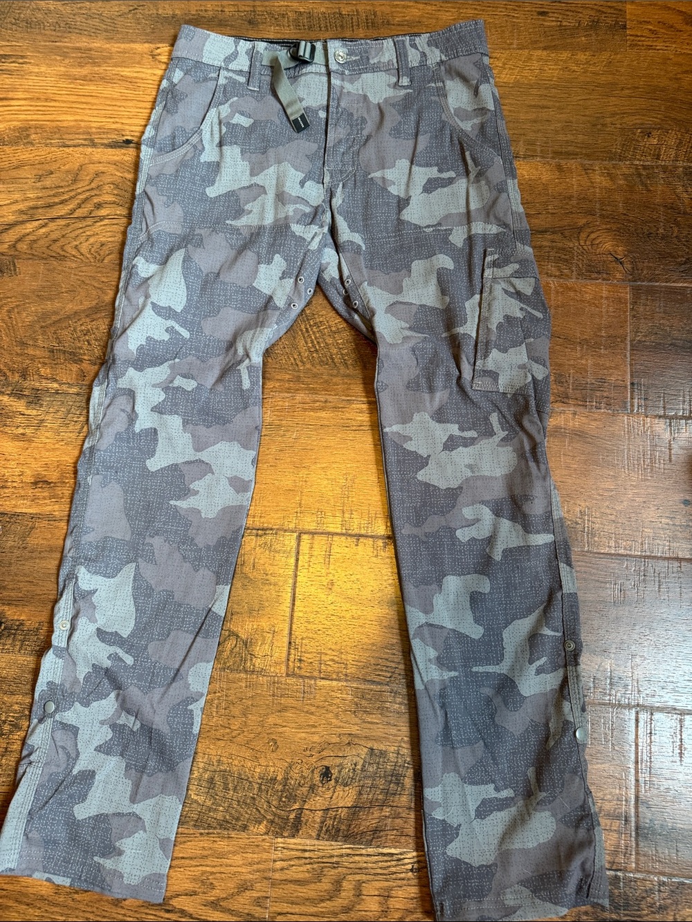 Amazing mens Prana brand camo pants in 30W 32L